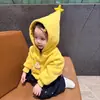 Colección de invierno 2026 para niñas estilo coreano: sudadera con capucha de forro polar de color amarillo, con estampado de estrellas lindo, y pantalones casuales con estampado de estrellas