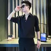 Camisa masculina de manga curta, marca trendy de verão, camiseta estilosa e fresca de seda gelada com decote V, novo modelo 2026, top casual de alta qualidade de manga média