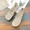 Nuevos zapatos de pescador de malla de fondo plano de verano de la grulla de almohada blanca, sandalias huecas transpirables de punta cerrada para mujer, encaje de nicho de strass casual