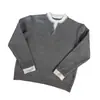 Suéter masculino moderno, novo estilo, gola redonda, com design falso de duas peças, apresentando um caimento relaxado e solto, tricô versátil casual de manga longa