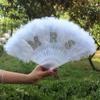 Abanico de Plumas de Mano para Novia Sra. Pluma Letra Perla Blanca Abanico Plegable de Plumas Decoración de Boda para Novia Ceremonia Despedida de Soltero