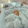 Recomendación de artículo popular~Funda de cama acolchada de terciopelo de leche cálido de alta gramaje grado A con pompón juego de cuatro piezas caricatura linda
