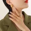 Um vento frio Europa e os Estados Unidos transfronteiriços trevo de quatro folhas treliça de diamante brincos em forma de C aço titânio banhado a ouro joia de ouvido da moda F009