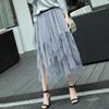 Saia midi elegante e volumosa em tule, cuidadosamente selecionada, estilo moderno. Saia midi de tule com corte irregular.