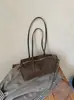 Bolso de Hombro Único para Mujer Suede Bordado Punto de Cruz 2026 Otoño Nuevo Simple Color Sólido Retro Bolso de Mano para Axila