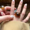 Anel Resin Maillard Retrô de Aba Larga para Mulheres Luxo Acessível Anel de Dedo Indicador Âmbar de Ponta Design de Nicho Anel Exagerado