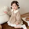 Vestido longo de manga comprida estilo coreano para meninas 2026 outono roupas infantis vestido de bebê menina doce e estiloso vestido com gola boneca