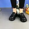 Mocasines versátiles de suela blanda para mujer, nuevo estilo británico de otoño 2026, zapatos de cuero slip-on, zapatos de plataforma antideslizantes de suela gruesa.