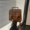 Mochila Retro Británica con Estampado de Leopardo Nueva Moda para Mujer Bolso Cruzado de un Solo Hombro Versátil Mochila Pequeña Portátil de Alta Gama