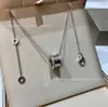 Collar de Cerámica Blanco y Negro Versión Alta V Dorada Cadena de Clavícula Pequeño Hombre Rojo Caridad Cadena Gruesa Chapada en Oro de 18K