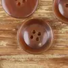 Botones simples de cuerno de cuatro agujeros de color marrón claro hechos de material natural, adecuados para abrigos, trajes y gabardinas, accesorios versátiles de alta calidad