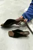 Primer Encuentro Jifa Terciopelo Francés Plisado de Una Tira Punta Cuadrada Cuña Chanclas Mujer Verano Exterior Retro Lujo Ligero Temperamento Chanclas