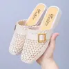 Mules fechadas com trama vazada para mulheres, novo estilo de verão 2026, brisa suave de fim de tarde, chinelos casuais de costas abertas para férias na praia