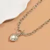 Collar Transfronterizo de Comercio Exterior Europeo y Americano Hebilla Ot de Moda Personalizada Colgante de Corazón Diseño de Nicho Cadena Minimalista para la Clavícula