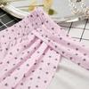 Conjunto de dos piezas de ropa de casa para mujer de punto suave y agradable al tacto con estampado de corazones de verano 2025, de manga corta y pantalones cortos con abertura que dejan el ombligo al descubierto