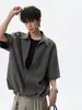 Camiseta Listrada Estilo Americano Falsa Duas Peças com Gola Camisa Manga Curta para Homens, Moda Casual Coreana de Verão Design Moderno Top Versátil