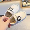Mocasines casuales de estilo coreano para niños con suelas blandas, nuevos zapatos para caminar de bebé primavera-verano con velcro, zapatos de vestir de cuero para niños