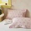 El dormitorio ofrece un par de fundas de almohada de gasa de algodón puro de tres capas, que son suaves, antideslizantes, transpirables y adecuadas para el uso de adultos en casa.