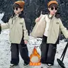 Roupas de Outono e Inverno para Meninos Jaqueta Engrossada com Pelúcia Adicional Estilo 2026 Novo para Crianças Pequenas e Médias Jaqueta Parka Fresca Versátil com Capuz Estilo Workwear