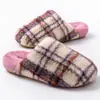 Zapatillas de algodón a cuadros retro de moda para mujer, para uso en interiores en otoño e invierno, zapatillas cálidas de felpa con suela gruesa y silenciosa para hombre