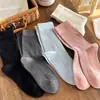 Calcetines de Color Sólido con Oso de Dibujos Animados hasta la Mitad de la Pantorrilla para Mujer, Calcetines Otoñales Sin Costuras, Calcetines Versátiles Holgados, Calcetines Verticales Rayados para Mujer de Universidad