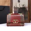 Bolsa Feminina Transfronteiriça 2026 Novo Modelo Bolsa de Mão com Corrente de Alta Qualidade Pequena Bolsa Quadrada Nicho Versátil Bolsa de Ombro Transversal com Fivela V