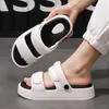 Sandalias de exterior para mujer para el verano de 2026, modelo nuevo, uso en interiores en casa, pantuflas cómodas de suela gruesa antideslizantes para exteriores, venta al por mayor para hombres