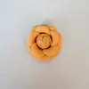 Nuevo Broche de Camelia de Perlas de 5CM y Rosa Francesa, Pequeño Broche de Tela de Perlas Moderno y Elegante