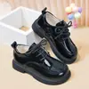 Zapatos de cuero para niñas 2026 nuevos de verano, zapatos sencillos negros versátiles para estudiantes, zapatos casuales de suela blanda para niños mayores