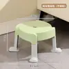 Taburete doméstico engrosado, resistente y de alta calidad con ruedas giratorias multifuncionales, un taburete pequeño, móvil y resistente al desgaste, y un taburete bajo adecuado para niños que aprenden a caminar