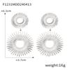 Europa y Estados Unidos venta caliente transfronteriza talla anillo aretes de flor hueca acero titanio chapado oro 18K aretes exagerados joyería mujer