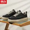 Zapatos Huili para hombre, nuevo modelo de otoño, zapatillas retro de trabajo de suela gruesa y ligera, zapatos casuales de cuero de moda para exteriores para hombre