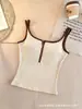 Camisole inspirada na dopamina, moderna, com alças contrastantes, detalhes de botões e sutiã embutido, projetada para ser emagrecedora e versátil.