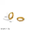 Los nuevos y elegantes pendientes de acero inoxidable con incrustaciones de diamantes de Liquan son sencillos y versátiles, con aros de oro de 18k, circonita y acero de titanio en colores ecológicos.