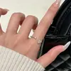 Anillo exquisito y delicado con incrustaciones de diamantes, con un aire exclusivo y de alta gama, adecuado para estudiantes mujeres, con un sencillo diseño de mariposa y corazón, perfecto para apilar o como anillo de pareja de estilo abierto.