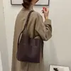 Bolso Maillard de alta gama para mujer, nuevo bolso popular de hombro y cruzado para otoño e invierno 2026, bolso tipo cubo de moda vintage