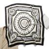 Bufanda Estilo Británico Bufanda de Lujo Ligero Chal de Moda Carruaje Bufanda Cuadrada Pequeña Venta al por Mayor Pañuelo para la Cabeza Protector Solar Mujeres Venta en Vivo