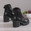 Botas Curtas de Solado Grosso com Fivela de Cinto para Mulheres 2025 Outono e Inverno Nova Moda Versátil Estilo Britânico Botas de Salto Grosso para Mulheres