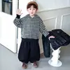 Roupa de outono/inverno legal e estilosa para meninos, nova coleção 2026: jaqueta de couro forrada com fleece, moletom espesso e conjunto de três peças