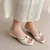 Pantuflas de Perlas de Sirena para Mujer Verano 2026 Estilo Nuevo con Falda Cuña Cuadrado Abierto Sandalias