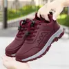 Zapatos para Hombres Mayores Otoño e Invierno Nuevo Modelo Marca Oficial Impermeables de Cuero Deportivos Antideslizantes Suela Suave Zapatos de Viaje para Papá de Mediana Edad y Mayores