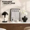 Juego de decoración de escritorio de alta gama para sala de estar y dormitorio, creando una decorativa y atmosférica foto de marco minimalista en blanco y negro estilo francés con alto valor estético.
