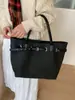 Bolsa de Mão Simples Nova Moda Transfronteiriça Feminina Casual Grande Capacidade Estilo Europeu e Americano Bolsa Tote Versátil para Outono e Inverno Bolsa de Ombro