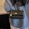 Bolso de hombro versátil, estilo coreano, diseño nuevo, simple y chic, colección 2026 para mujer, moda retro, correa de cadena, patrón de diamantes, estilo otoño