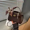 2026 Início do Outono Nova Bolsa Transversal Elegante de Um Ombro Cor Sólida Lenço de Seda Laço Personalidade Bolsa Quadrada Pequena de Mão Tendência