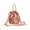 Bolso tipo cubo de seda y satén plisado estilo hada suave para mujer, estilo verano 2025, con cadena de perlas para hombro y cruzado