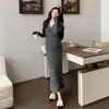 Roupas de maternidade para outono e inverno: um vestido suéter de corte justo e comprimento médio com gola estilo francês, tricotado em ponto canelado, perfeito como peça de sobreposição ou vestido base para gestantes