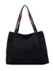 Bolsa de mano con estampado floral estilo bosque y correas anchas, un diseño fresco y artístico que complementa cualquier atuendo, perfecta para mujeres jóvenes con estilo y para el uso diario.