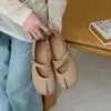 Zapatos planos de estilo francés con puntera dividida y diseño bajo para mujer, nuevo modelo primavera-verano 2026, adecuados para combinar con faldas, zapatos Mary Jane de suela blanda en color rojo