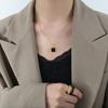 Collar con colgante cuadrado elegante personalizado retro de estilo Hong Kong, acero de titanio, oro de 18 quilates, joyería que no se decolora y combina con todo, cadena de clavícula para mujer